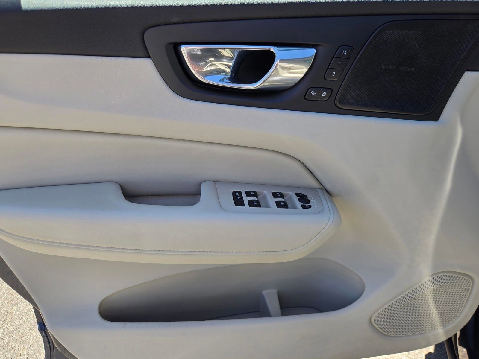 2023 Volvo XC60 B5 Ultimate Dark Theme — foto completa 17 de 45