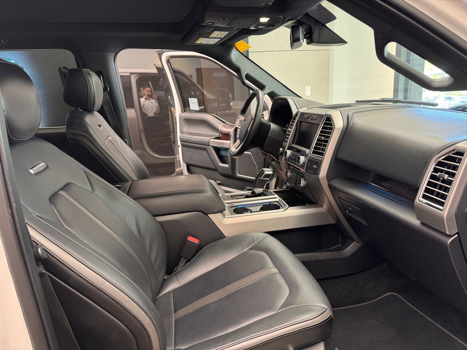 2015 Ford F-150 Platinum — foto completa 8 de 10