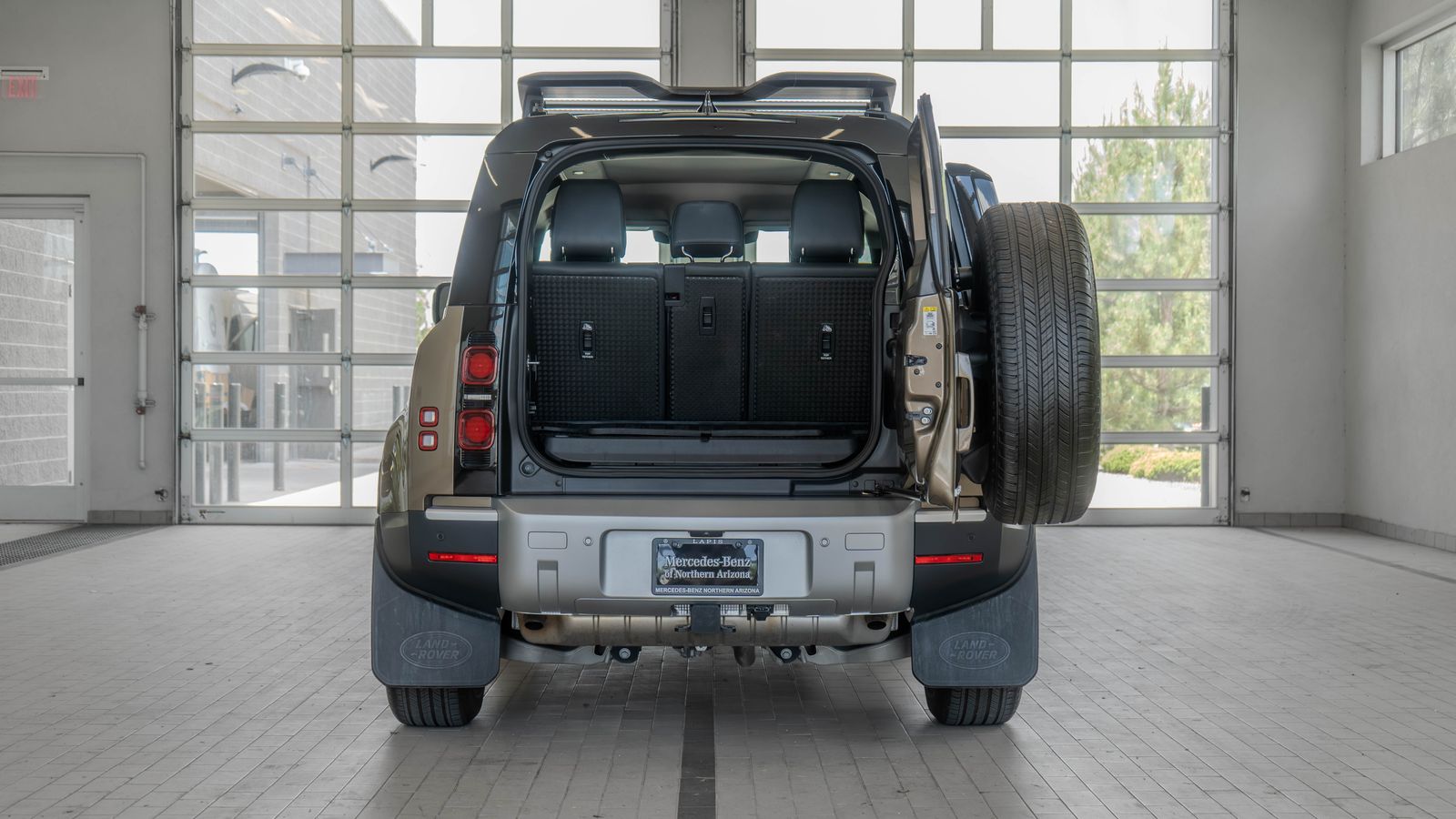 2025 Land Rover Defender 90 S — foto completa 16 de 33