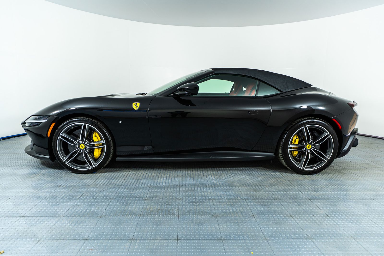 2025 Ferrari Roma Spider — full photo 35 of 41