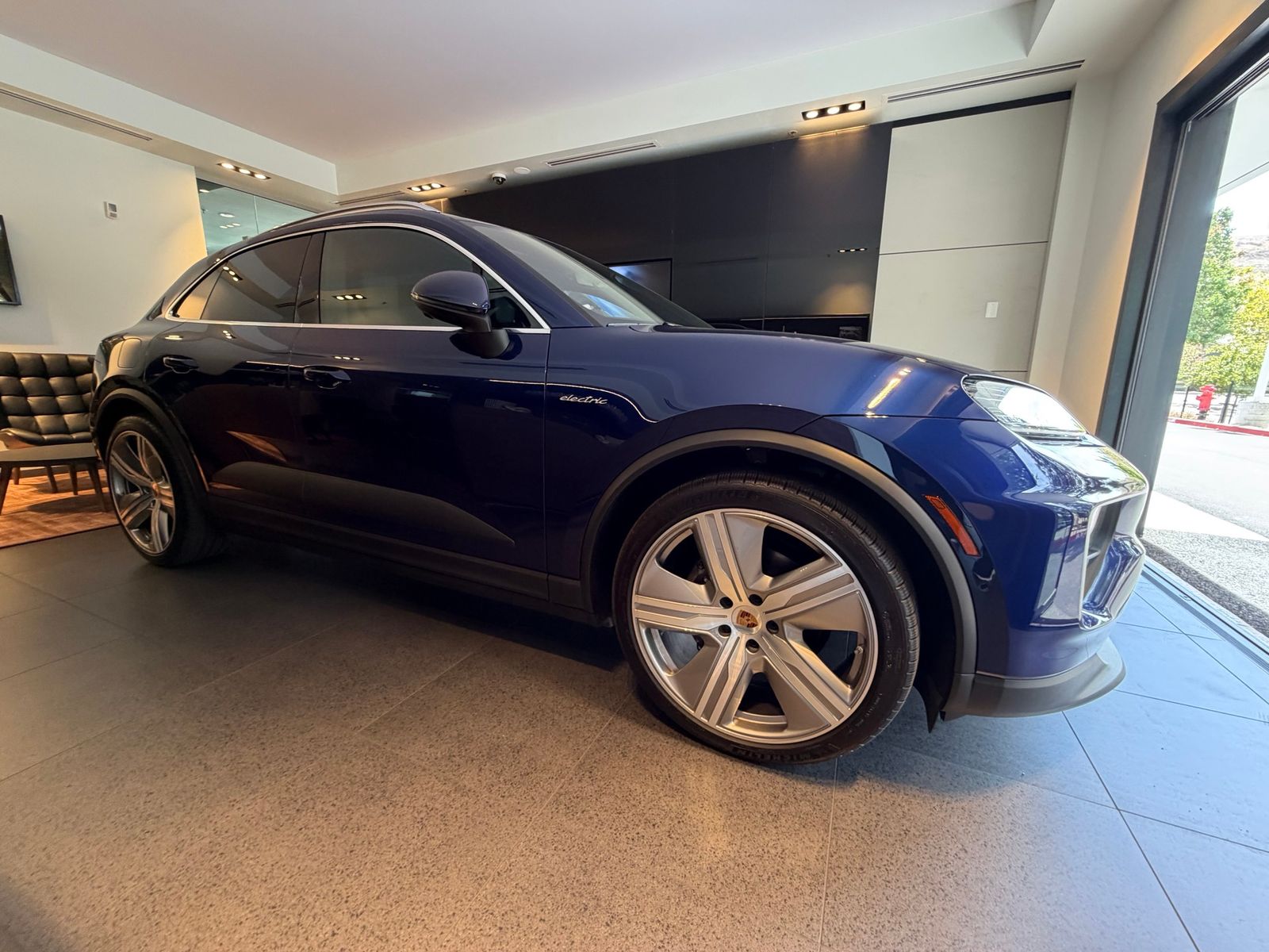 2024 Porsche Macan Electric 4 — full photo 4 of 10