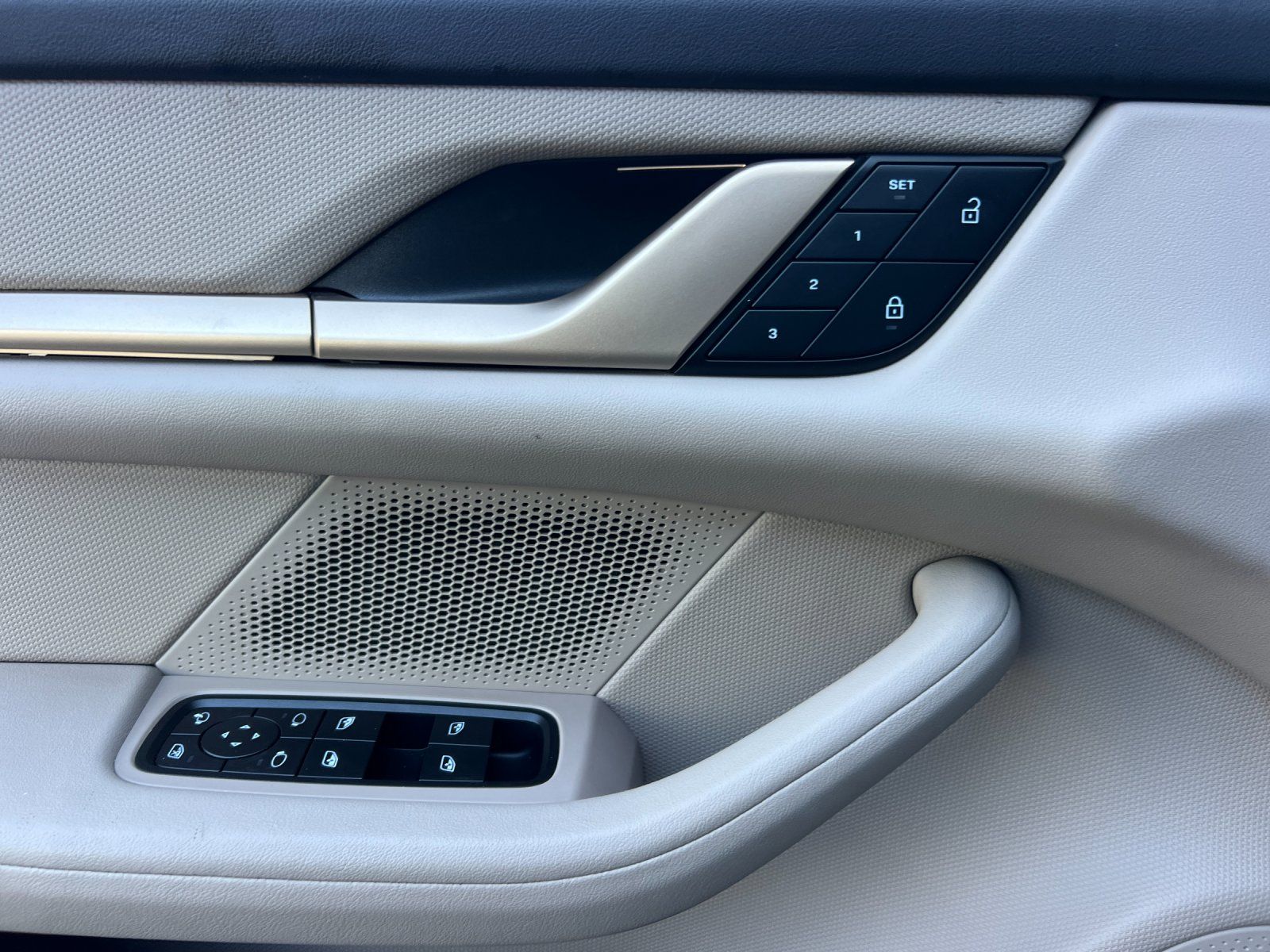 2023 Porsche Taycan Base — full photo 13 of 29