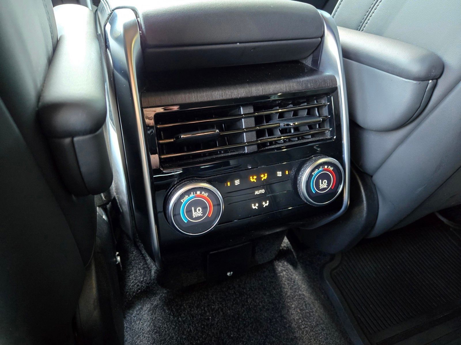 2023 Land Rover Range Rover SE — full photo 11 of 45