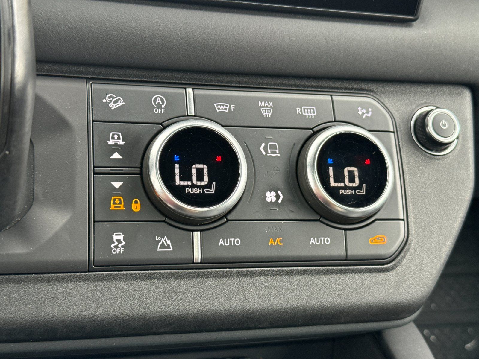 2024 Land Rover Defender 130 X-Dynamic SE — foto completa 21 de 30