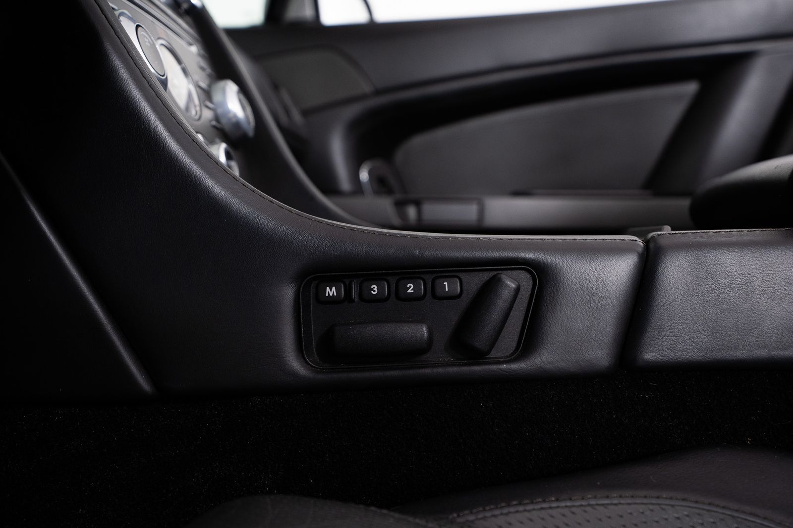 2012 Aston Martin V8 Vantage — full photo 18 of 50