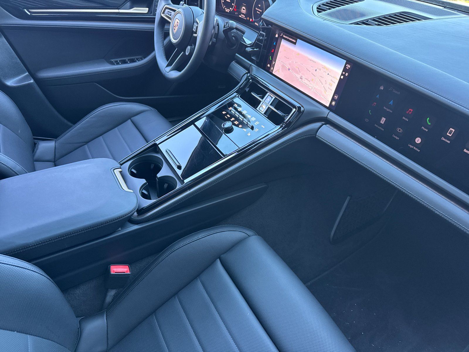 2025 Porsche Panamera 4 — full photo 16 of 29