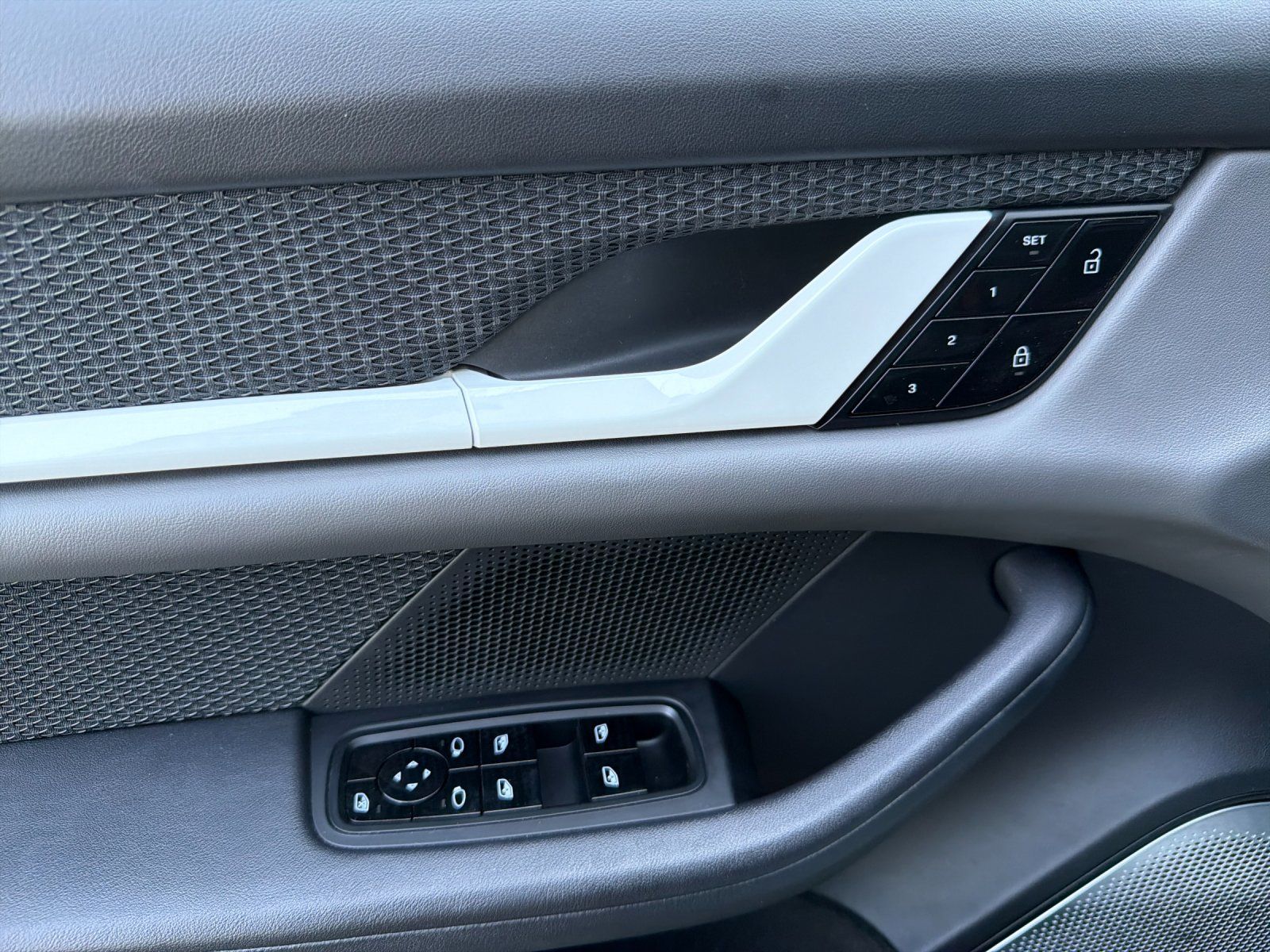 2021 Porsche Taycan Turbo — full photo 12 of 28