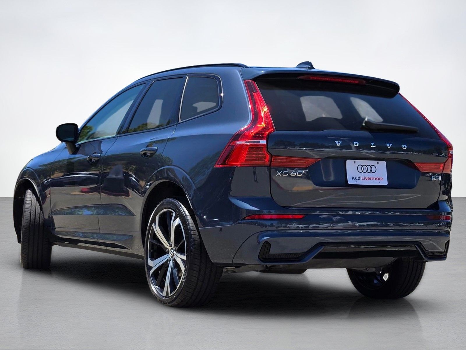 2023 Volvo XC60 B5 Ultimate Dark Theme — foto completa 4 de 45