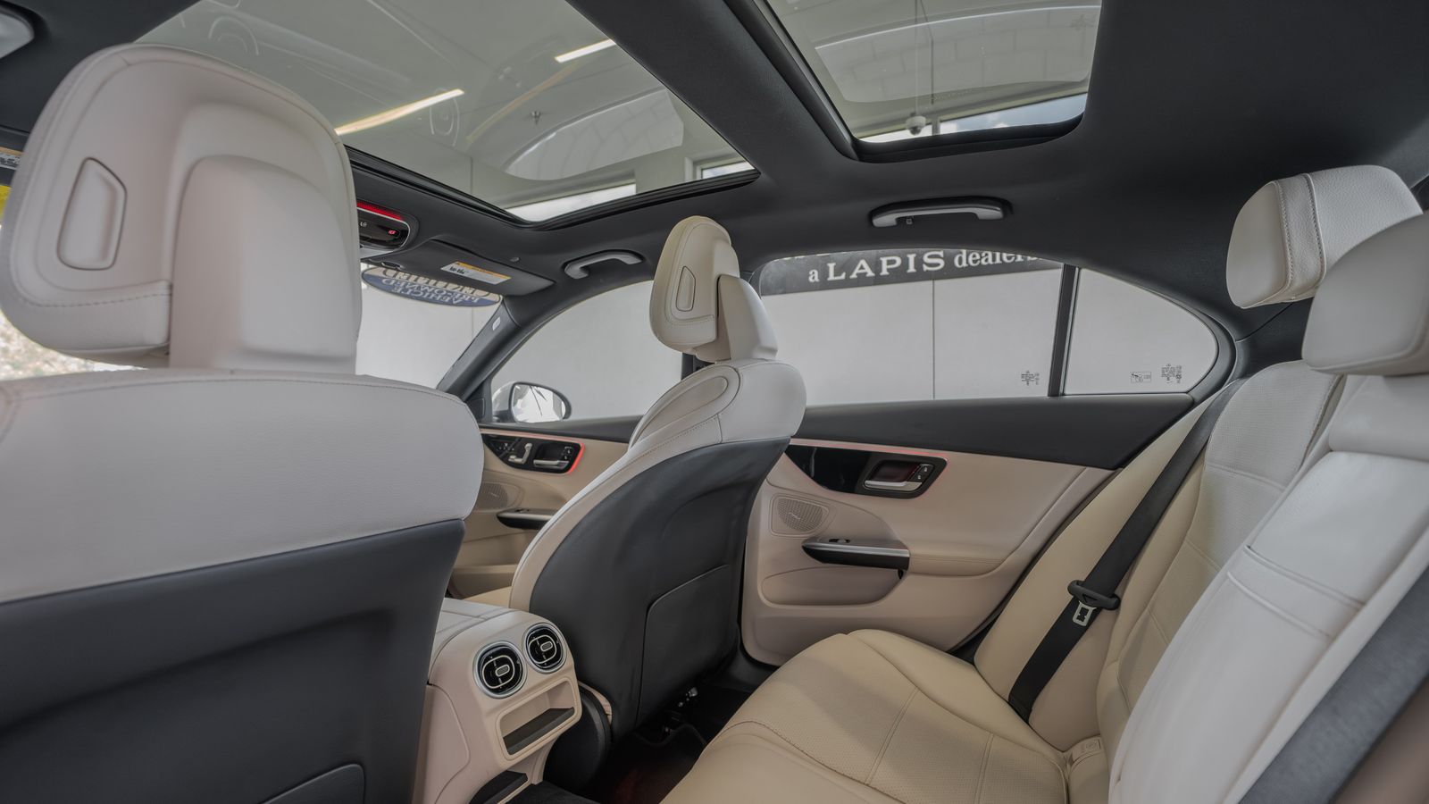 2025 Mercedes-Benz C-Class C 300 — foto completa 26 de 35
