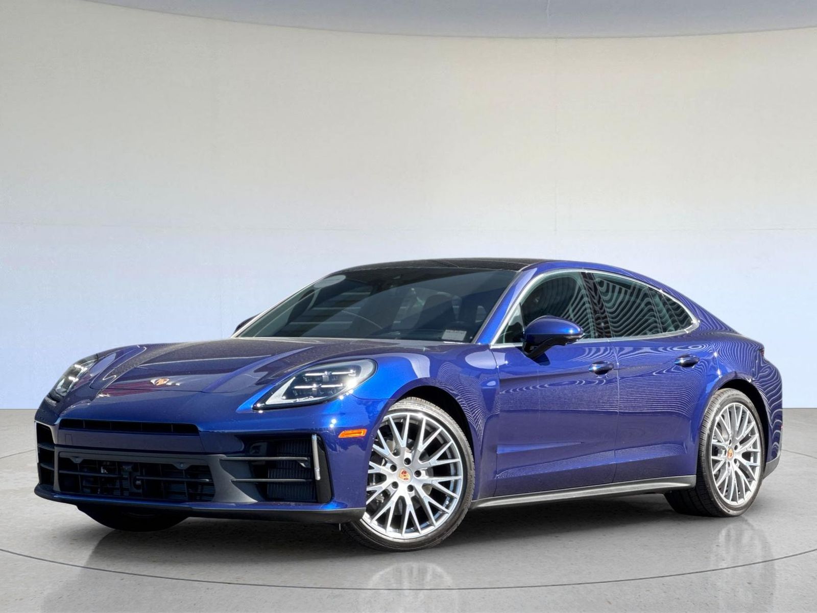 2025 Porsche Panamera 4 — full photo 1 of 29