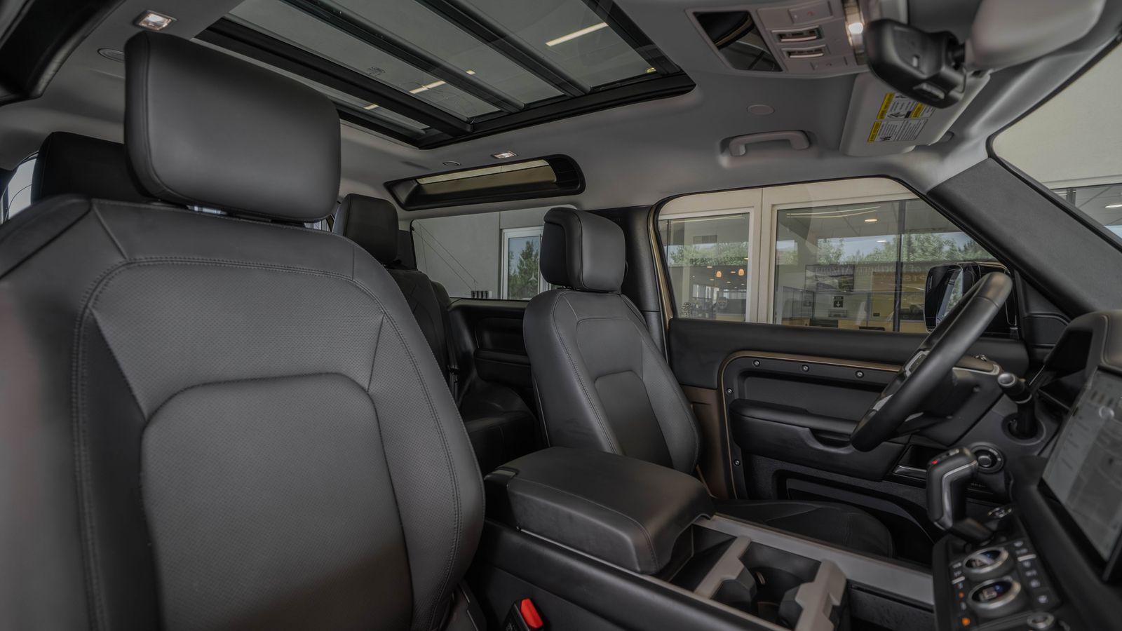 2025 Land Rover Defender 90 S — foto completa 31 de 33