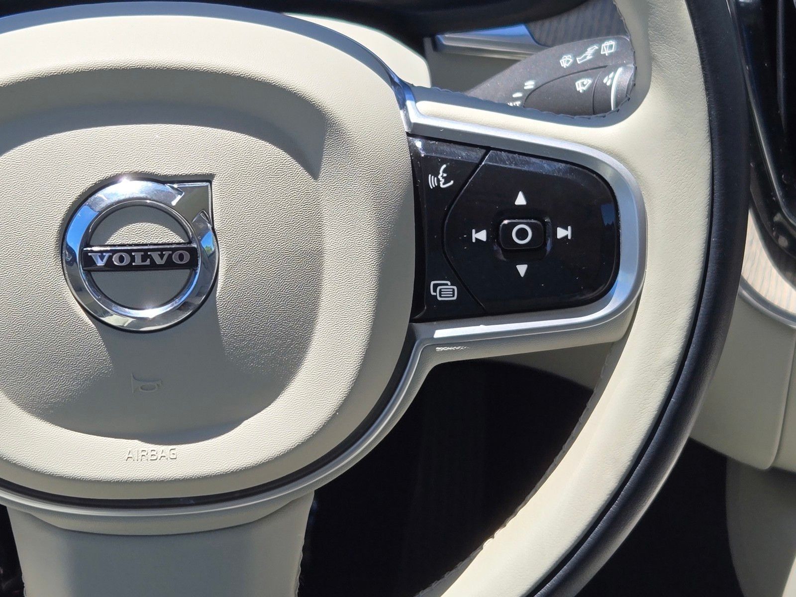 2023 Volvo XC60 B5 Ultimate Dark Theme — foto completa 16 de 45