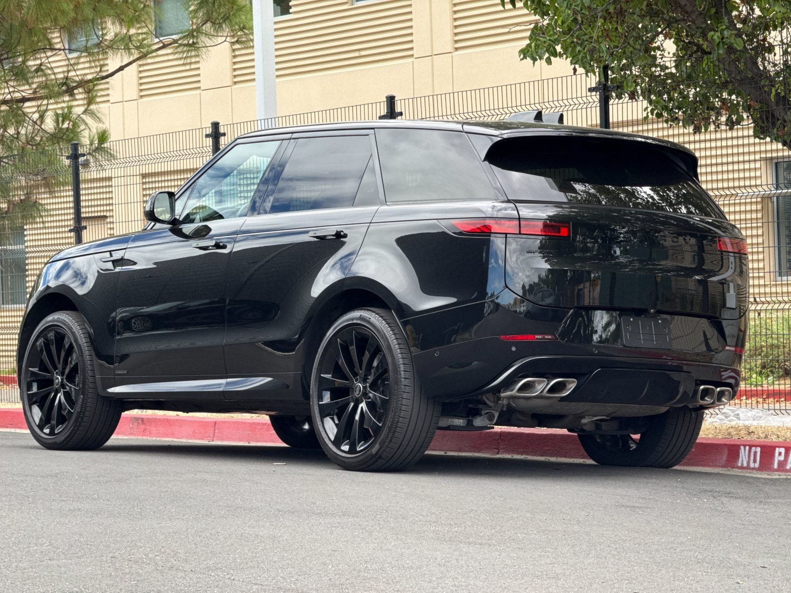 2025 Land Rover Range Rover Sport Autobiography — full photo 3 of 29