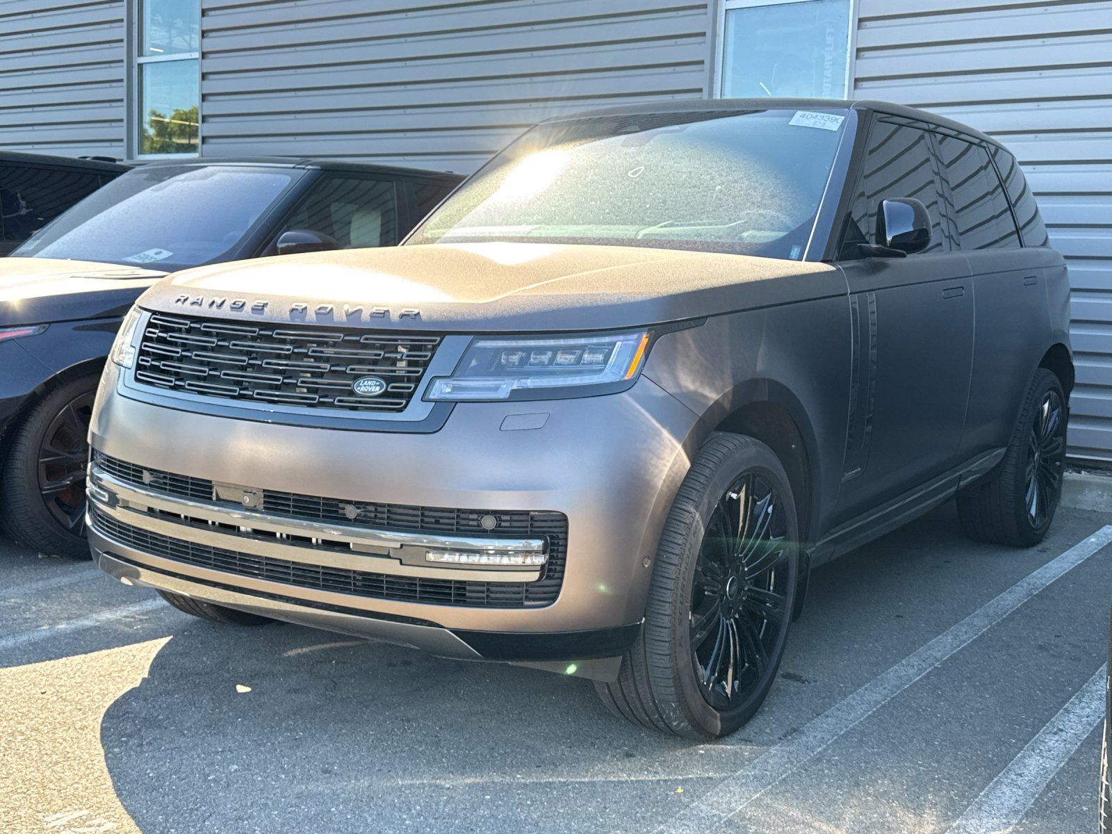 2025 Land Rover Range Rover Autobiography — full photo 2 of 3