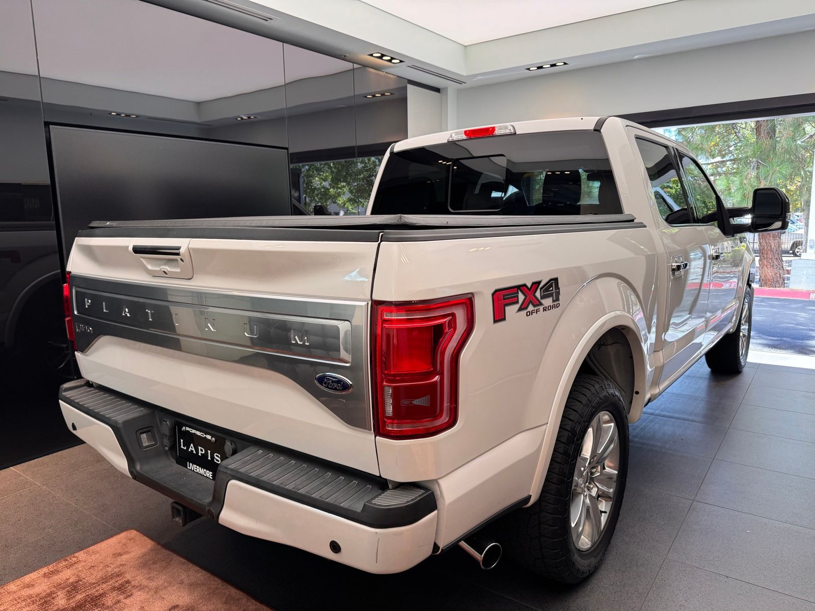 2015 Ford F-150 Platinum — foto completa 4 de 10