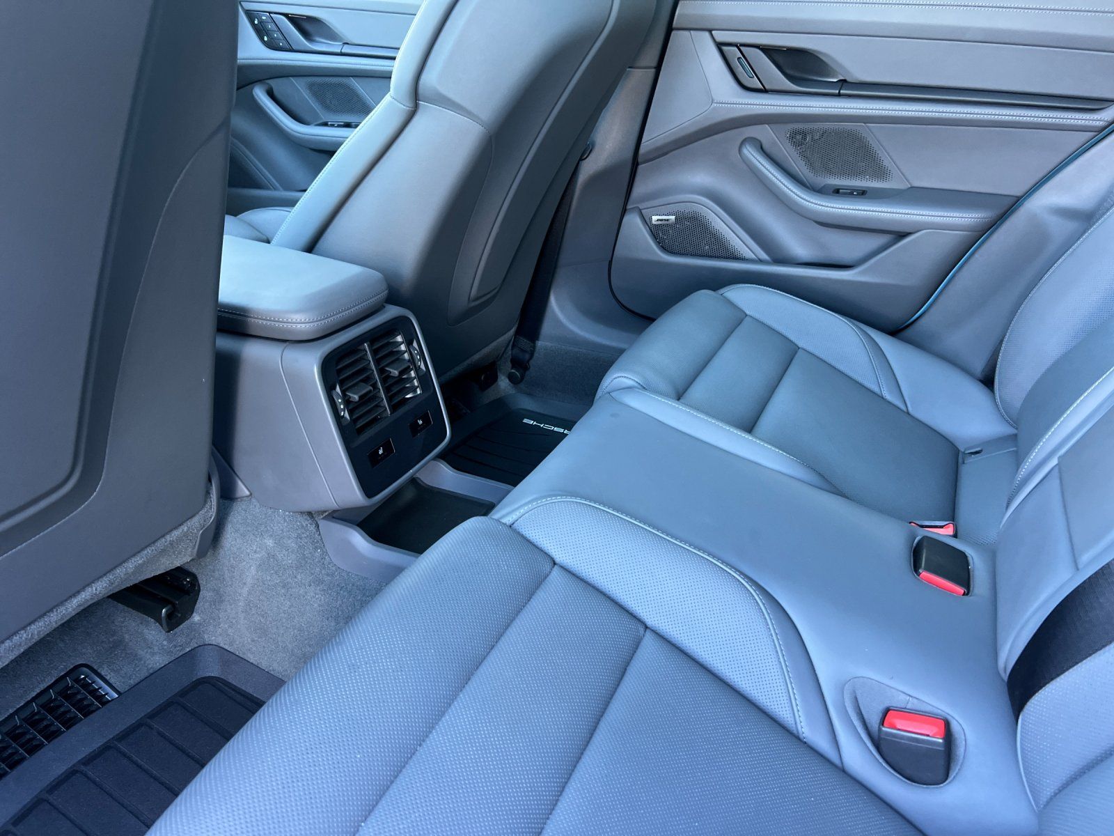 2024 Porsche Taycan 4S — full photo 14 of 29