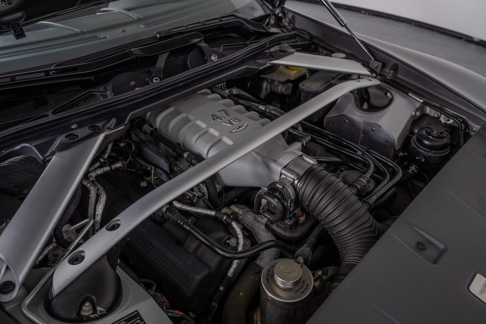 2012 Aston Martin V8 Vantage — full photo 35 of 50
