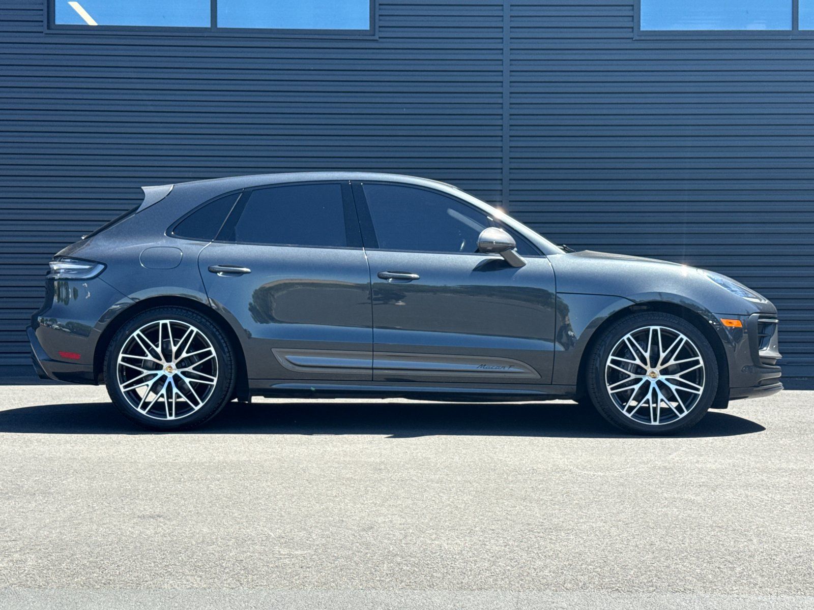 2023 Porsche Macan T — full photo 9 of 28