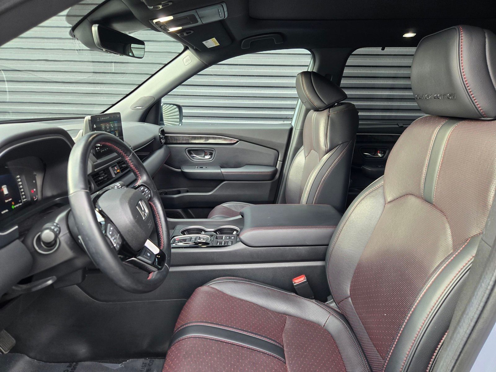 2025 Honda Pilot Black Edition — full photo 27 of 28