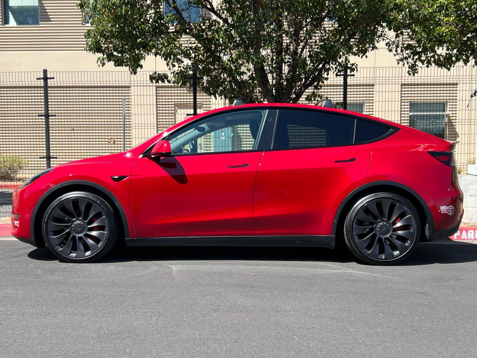 2023 Tesla Model Y Standard Range — full photo 3 of 31