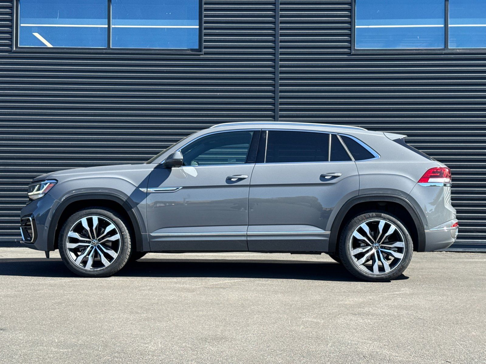 2021 Volkswagen Atlas Cross Sport 3.6L V6 SEL Premium R-Line — foto completa 2 de 28