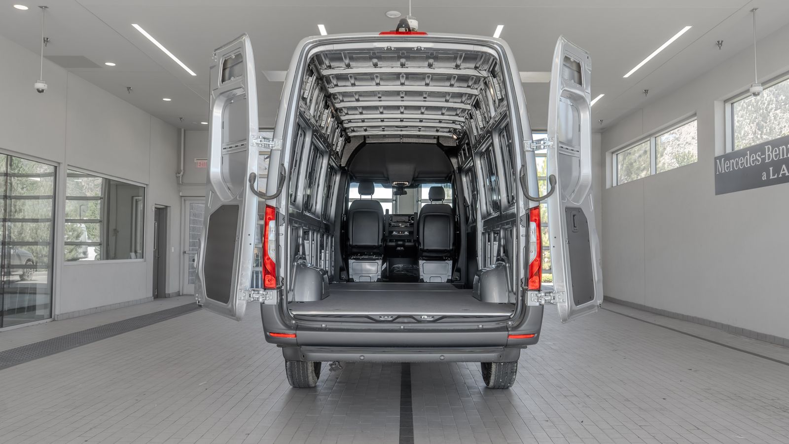 2025 Mercedes-Benz Sprinter 2500 Cargo 170 WB — foto completa 16 de 36