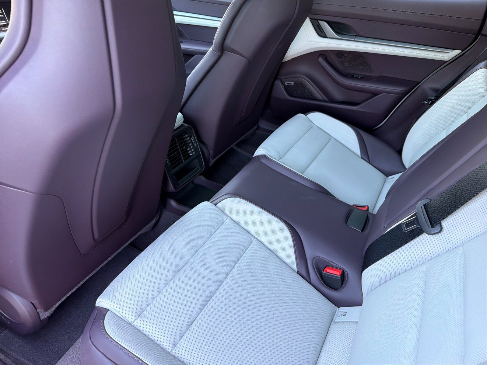 2026 Porsche Taycan Base — foto completa 13 de 28