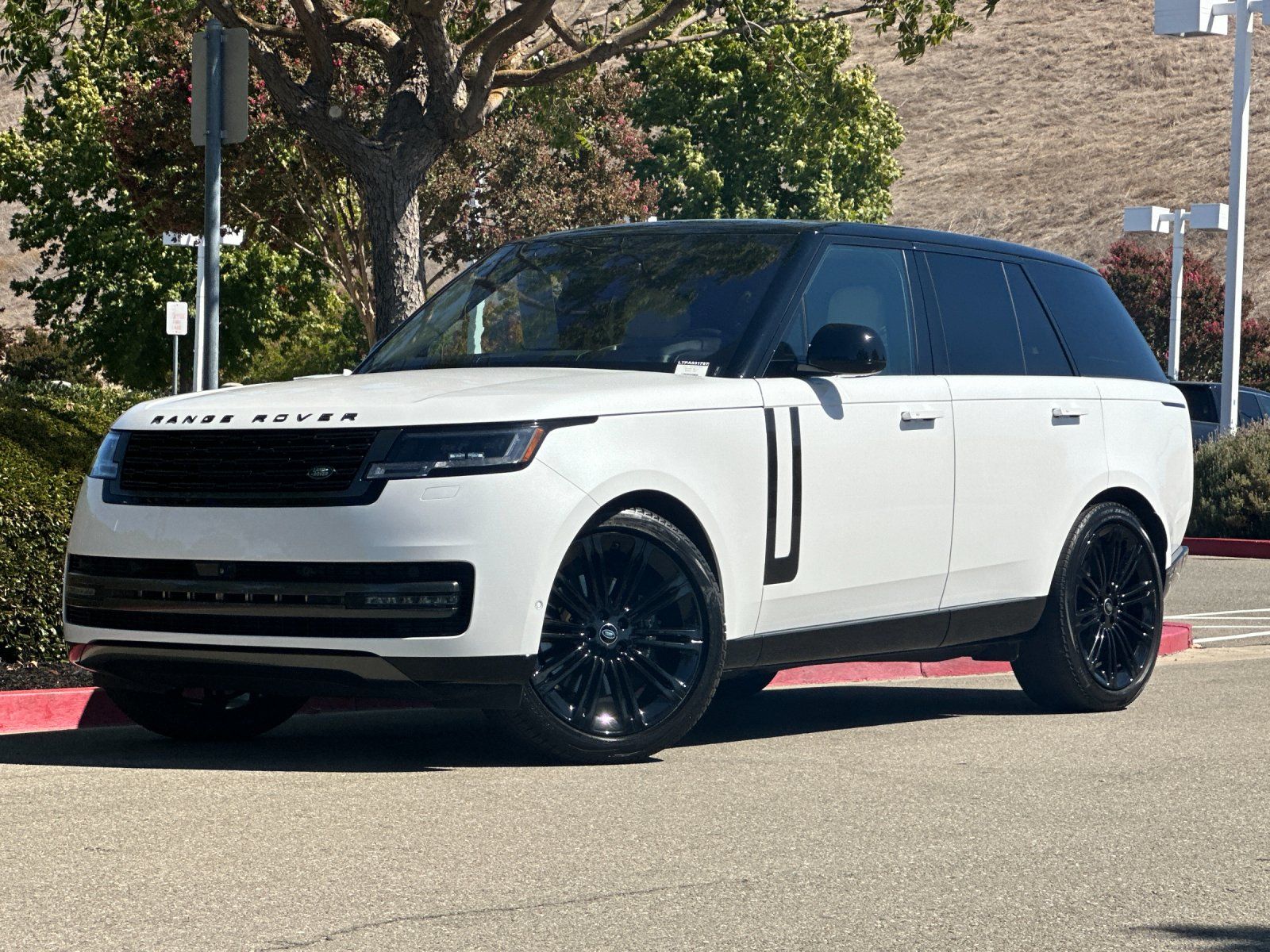 2023 Land Rover Range Rover SE — full photo 1 of 27
