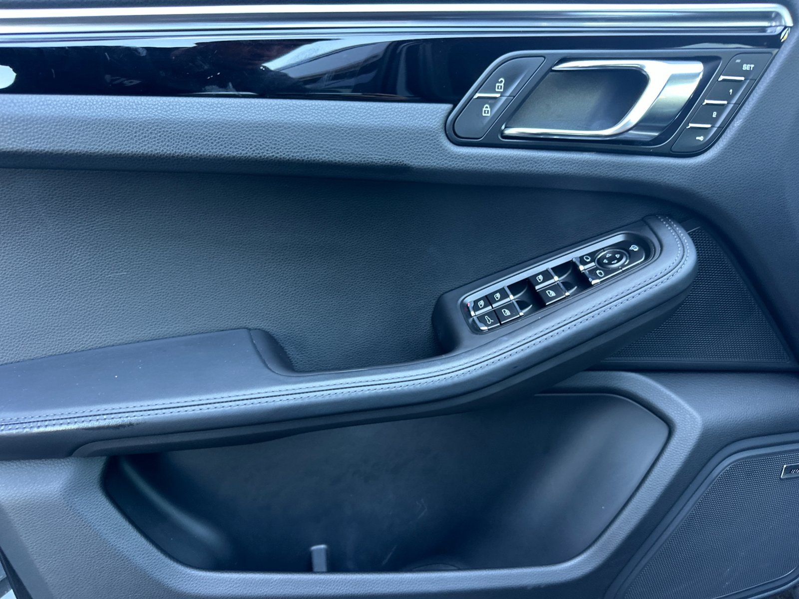 2024 Porsche Macan S — full photo 12 of 27