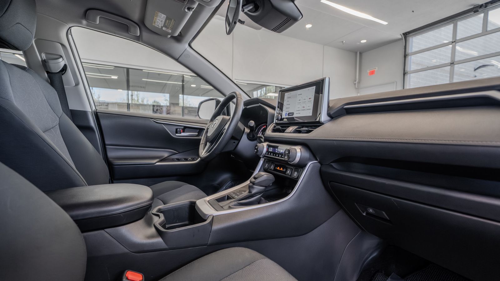 2024 Toyota RAV4 XLE — full photo 17 of 34