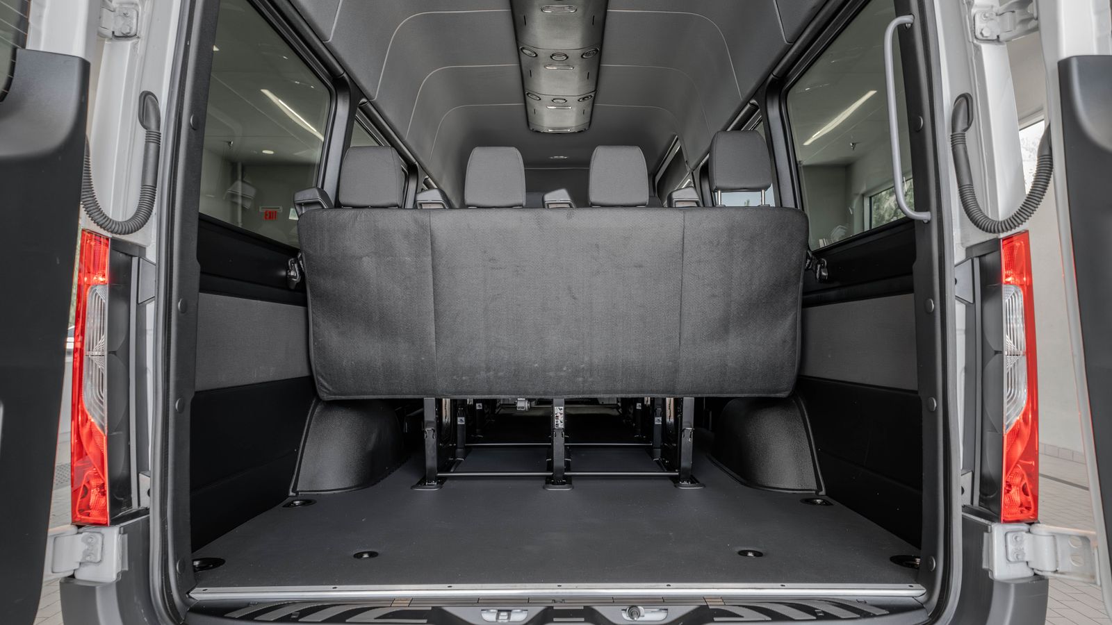 2025 Mercedes-Benz Sprinter 2500 Passenger 170 WB — foto completa 35 de 35