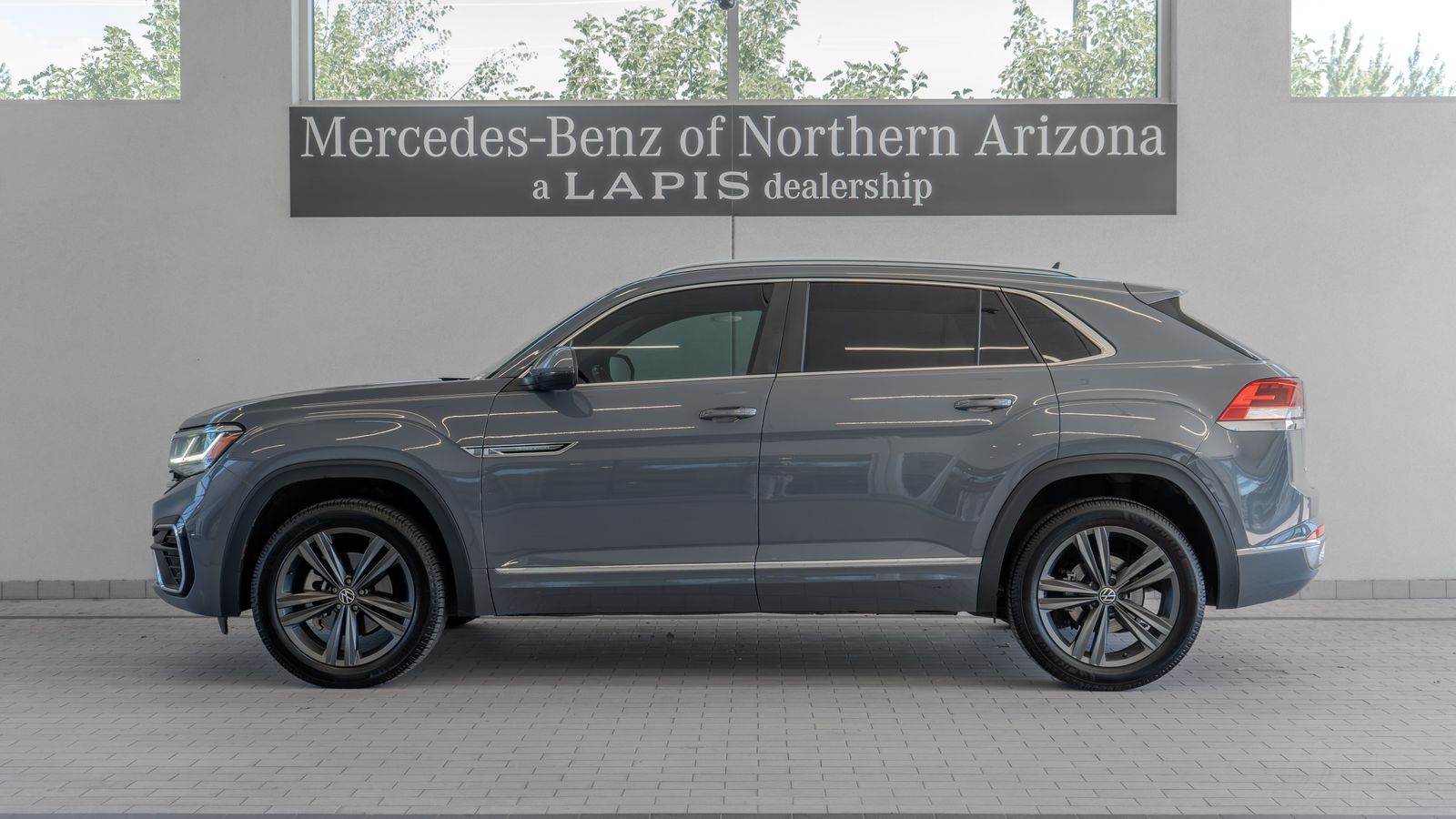 2022 Volkswagen Atlas Cross Sport 3.6L V6 SEL R-Line — full photo 2 of 34