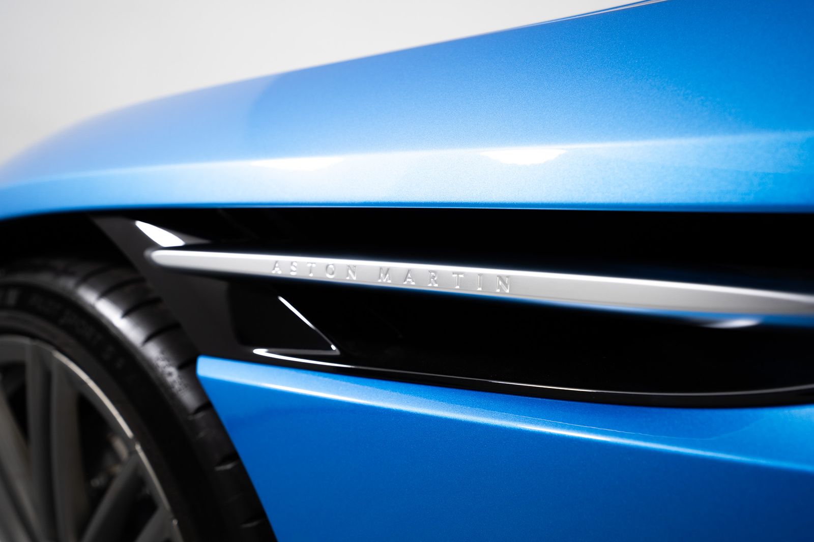 2024 Aston Martin DB12 Volante — foto completa 45 de 55