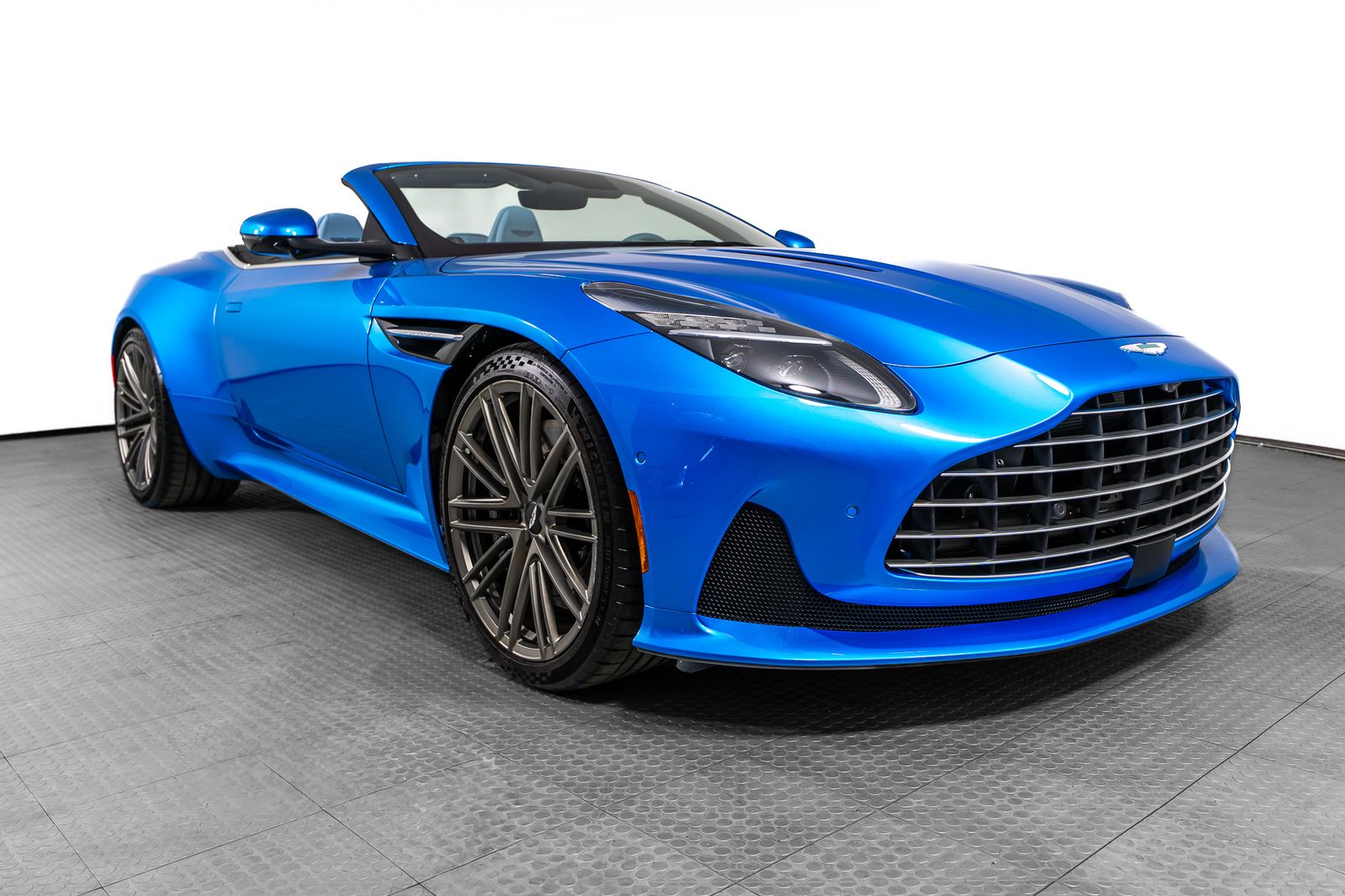 2024 Aston Martin DB12 Volante — foto completa 50 de 55