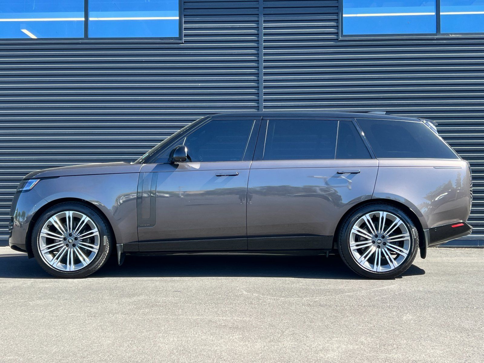 2025 Land Rover Range Rover Autobiography — full photo 2 of 27