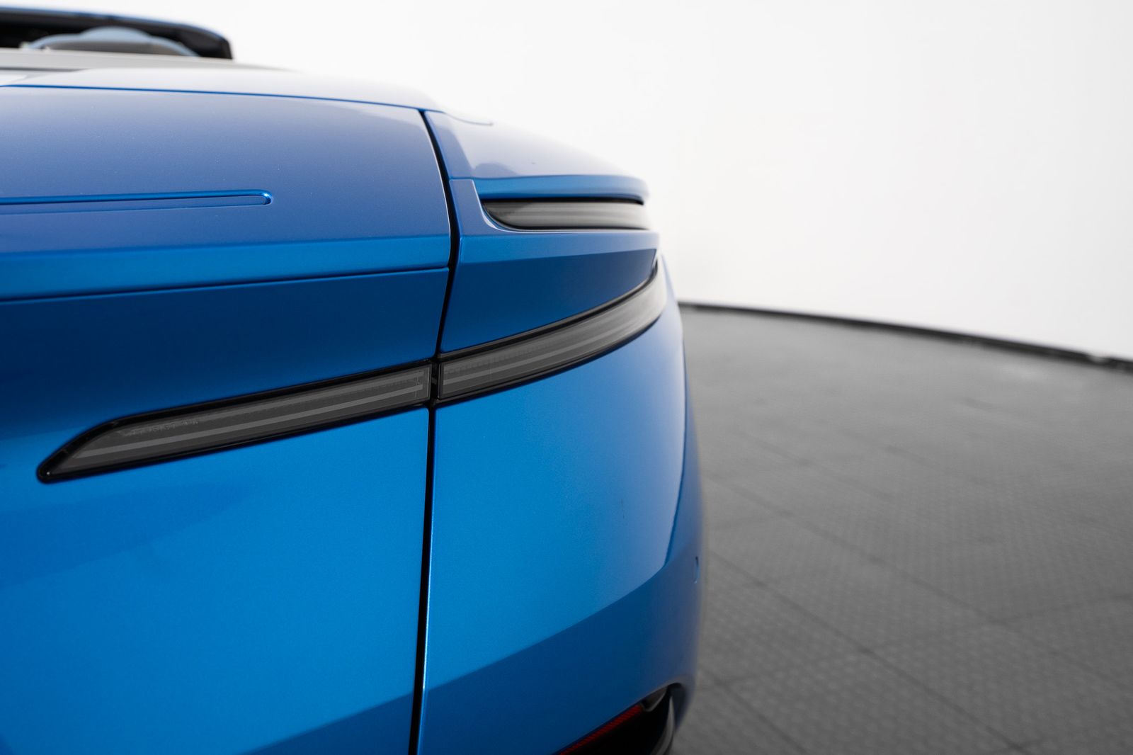 2024 Aston Martin DB12 Volante — foto completa 30 de 55