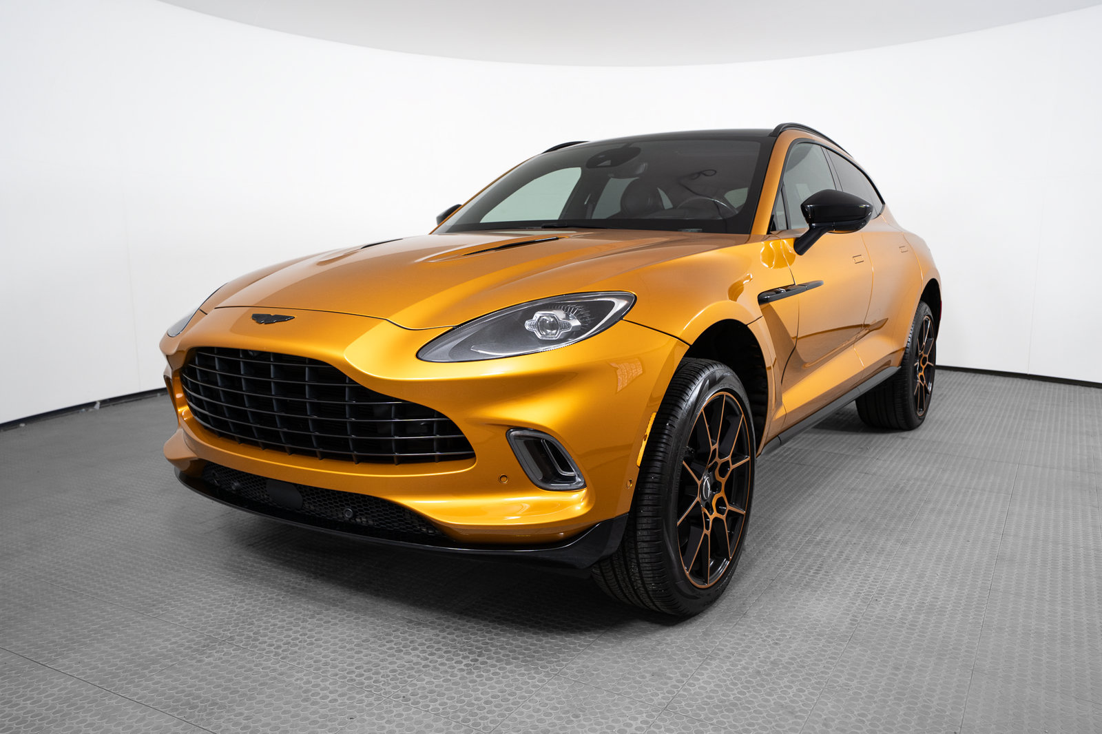 2021 Aston Martin DBX — photo 1 of 39