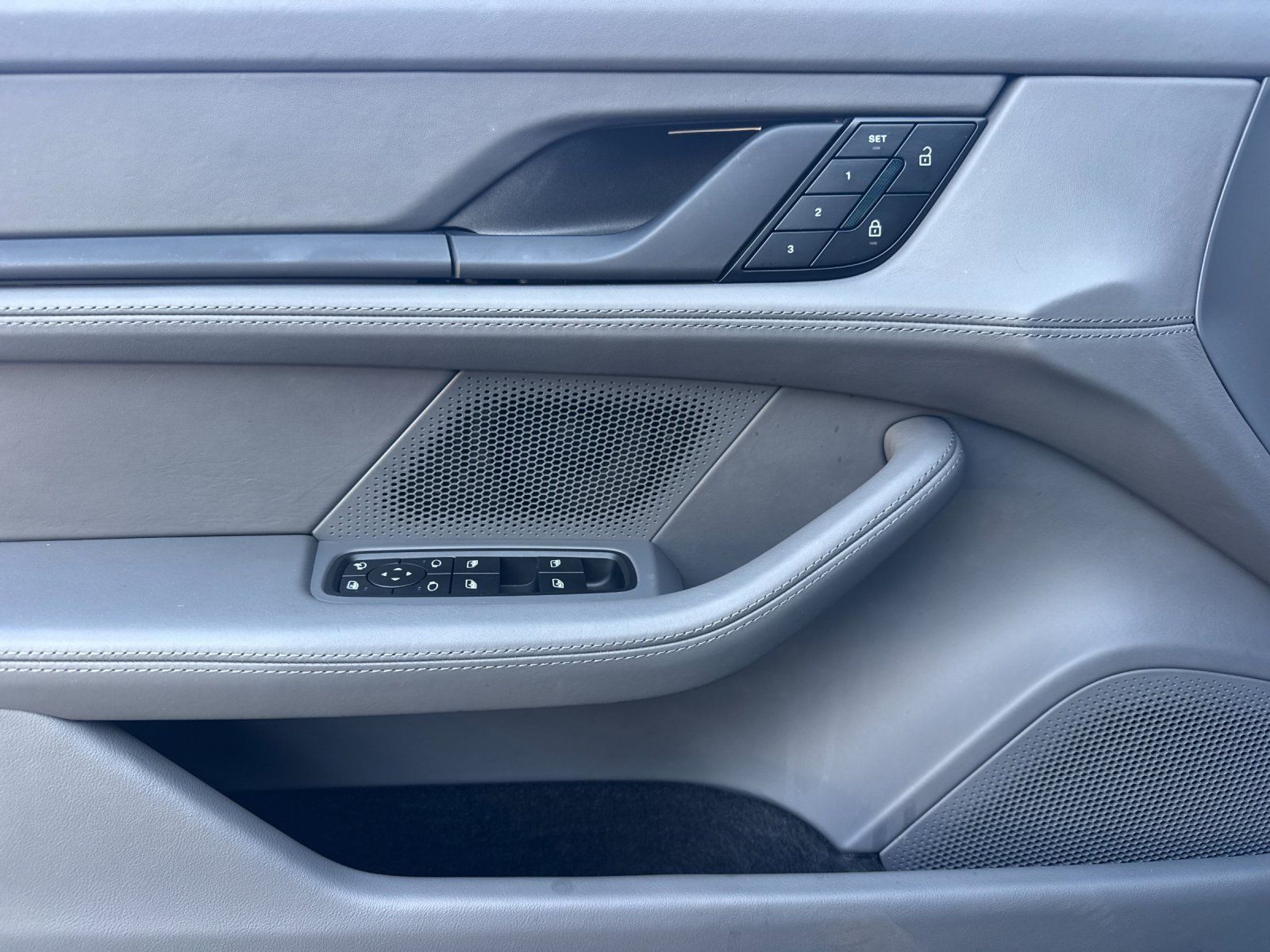 2024 Porsche Taycan 4S — full photo 13 of 29
