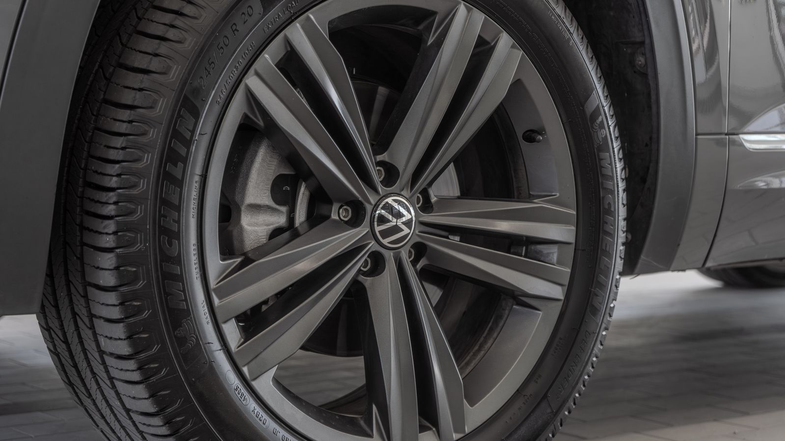 2022 Volkswagen Atlas Cross Sport 3.6L V6 SEL R-Line — full photo 31 of 34