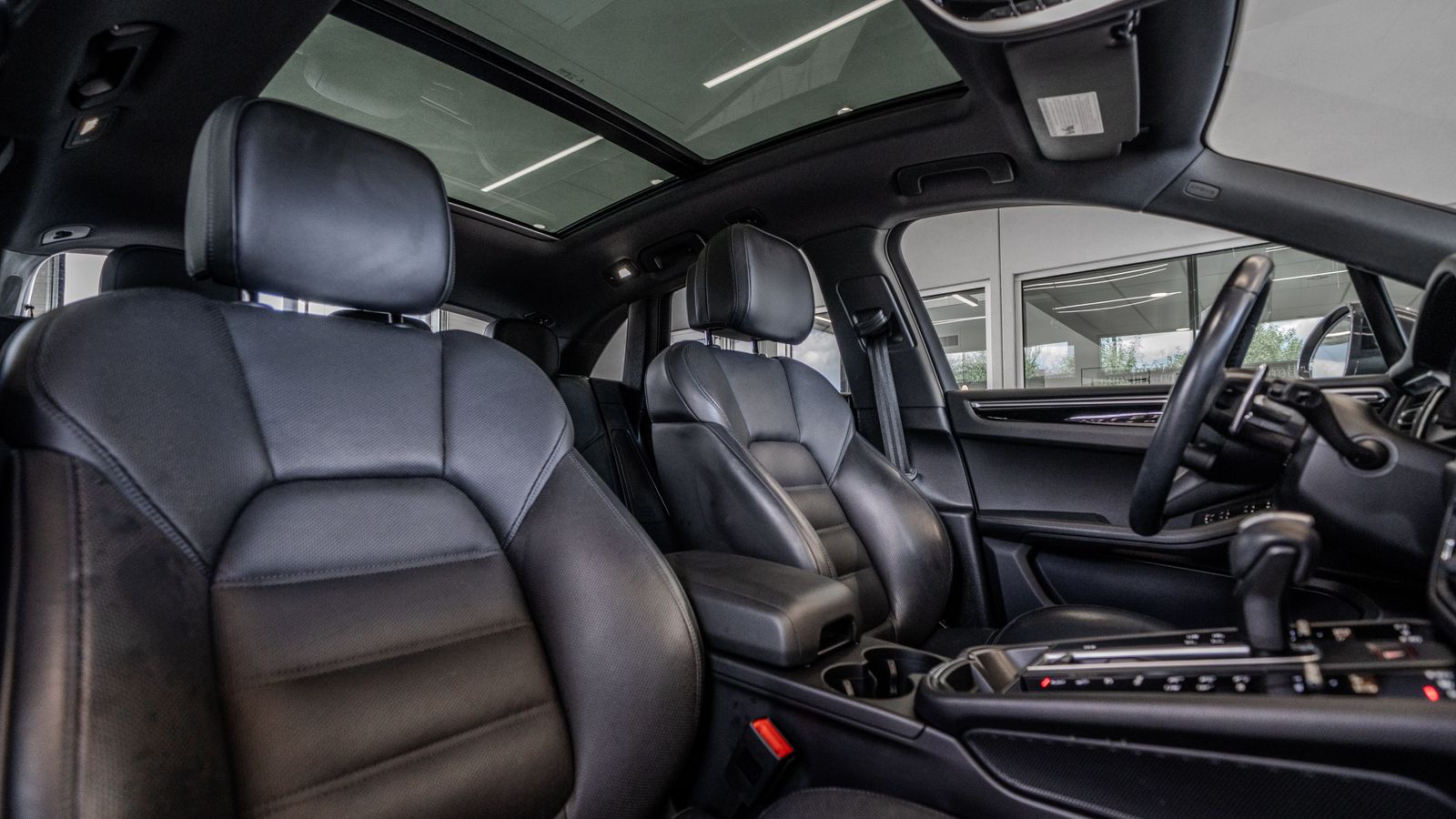 2023 Porsche Macan Base — full photo 32 of 35