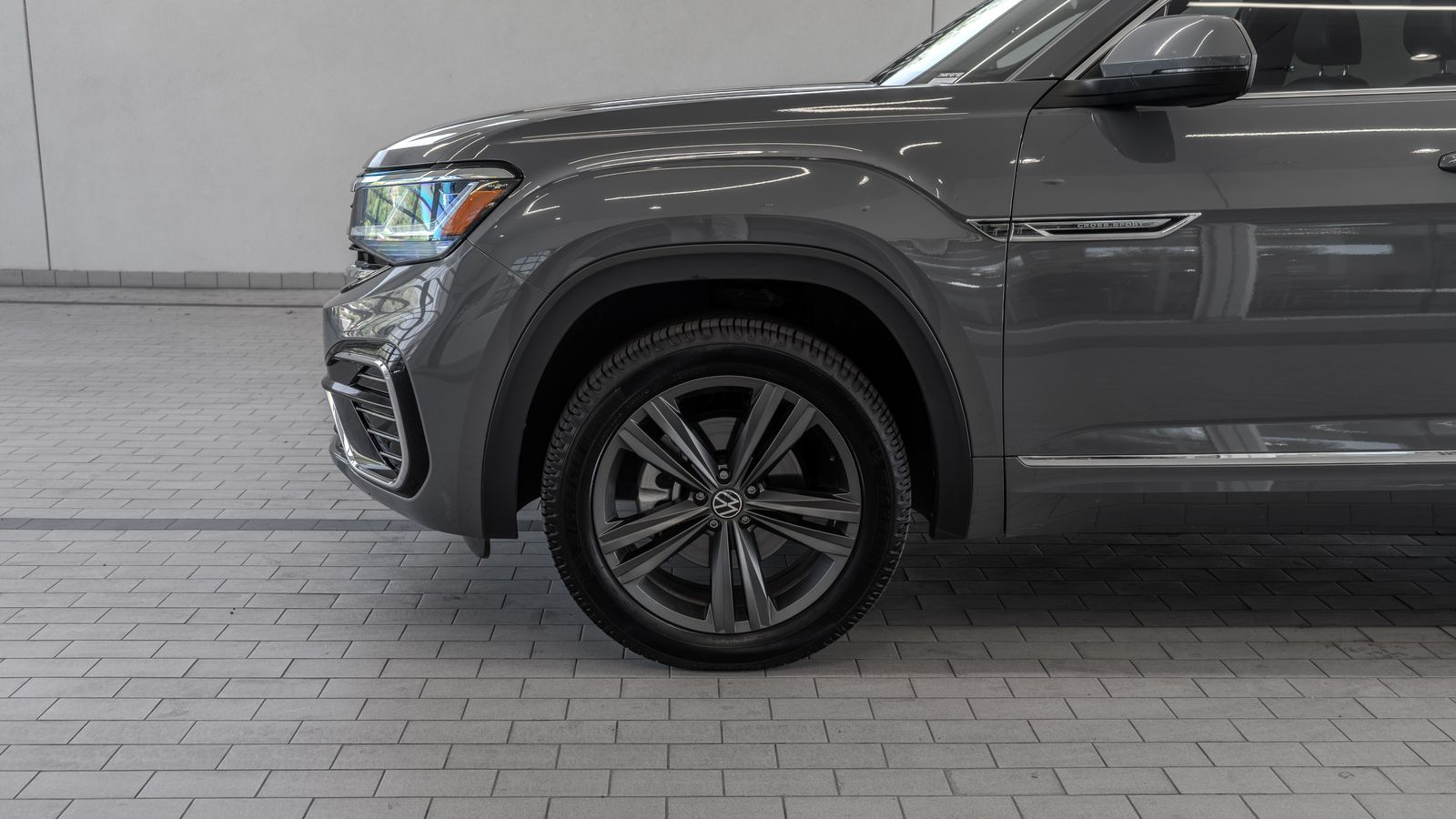2022 Volkswagen Atlas Cross Sport 3.6L V6 SEL R-Line — full photo 4 of 34