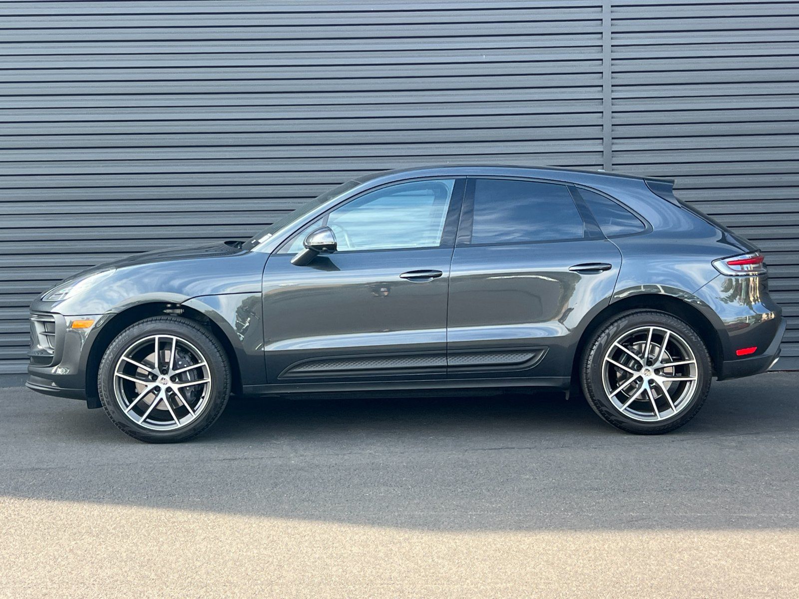 2025 Porsche Macan Base — full photo 2 of 28