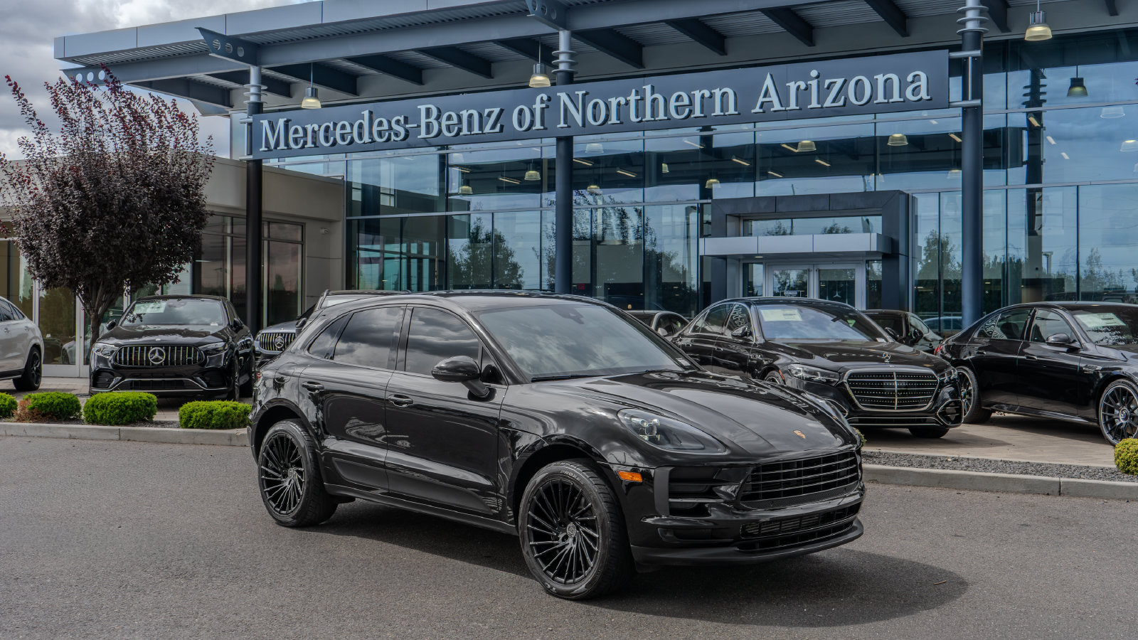 2020 Porsche Macan Base — photo 1 of 36