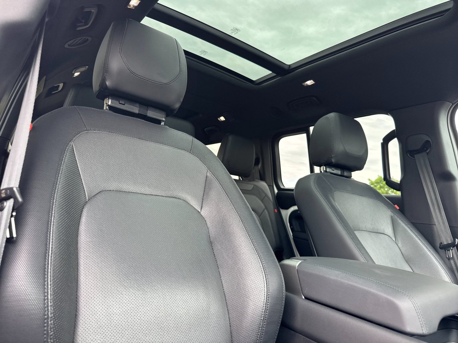 2024 Land Rover Defender 130 X-Dynamic SE — foto completa 17 de 30