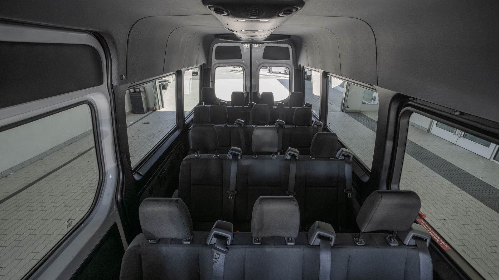 2025 Mercedes-Benz Sprinter 2500 Passenger 170 WB — foto completa 26 de 35