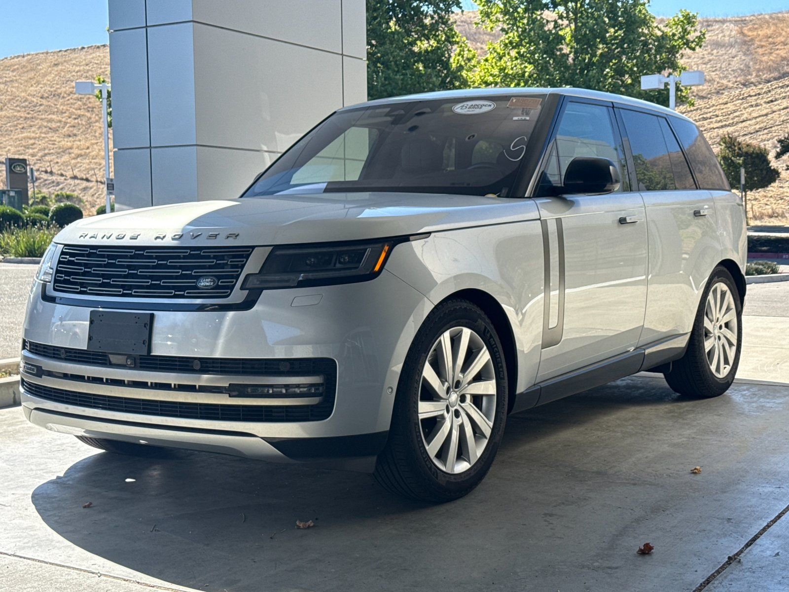 2023 Land Rover Range Rover SE — full photo 2 of 3