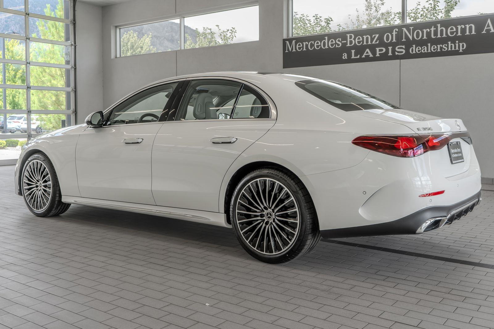 2026 Mercedes-Benz E-Class E 350 — foto completa 13 de 36