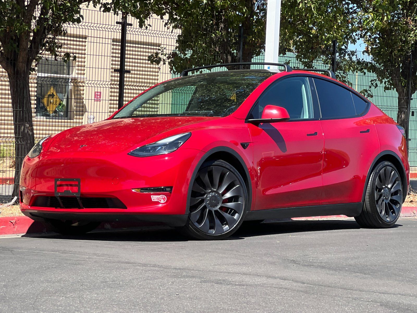 2023 Tesla Model Y Standard Range — full photo 2 of 31