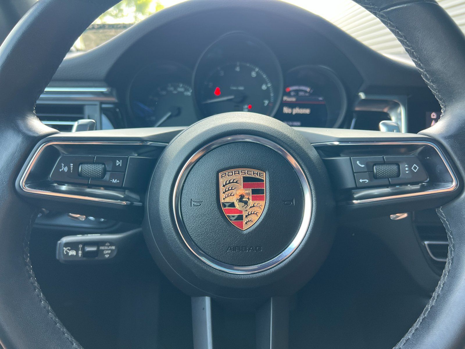 2025 Porsche Macan Base — full photo 23 of 28