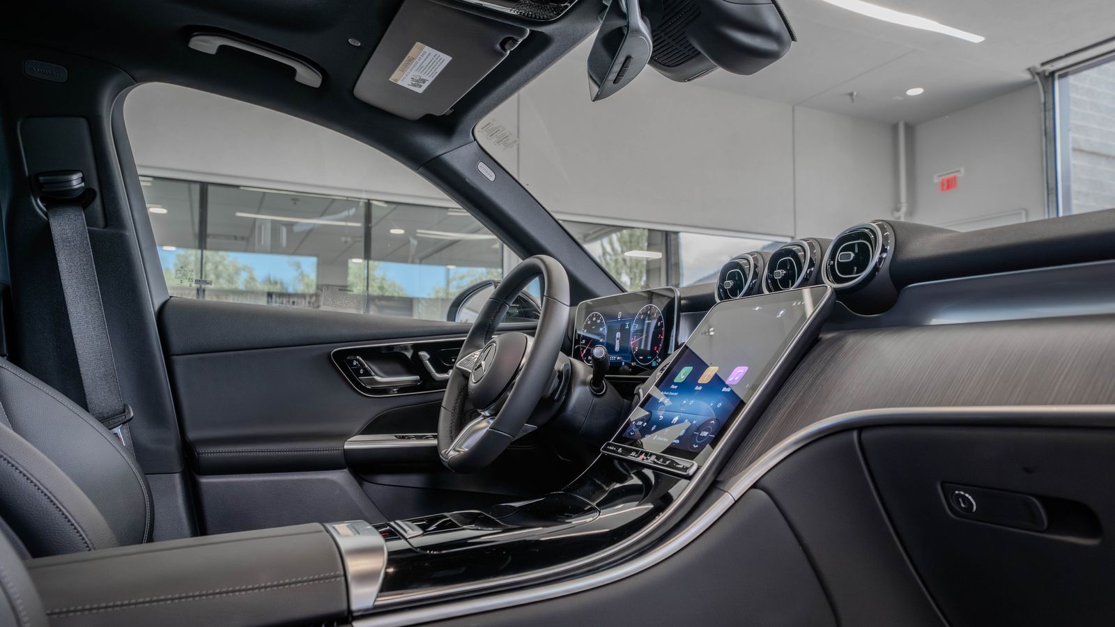 2026 Mercedes-Benz GLC GLC 300 — full photo 18 of 35